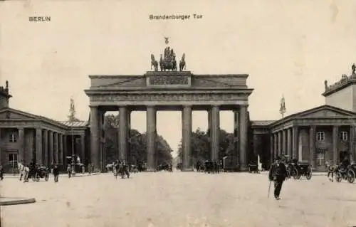 Ak Berlin Mitte, Brandenburger Tor, Kutsche