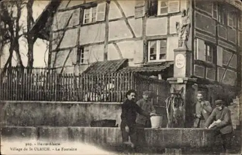 Ak Saint Ulrich Sankt Ulrich Elsass Haut Rhin, La Fontaine, Anwohner am Brunnen