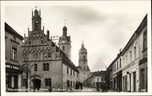 Ak Fürstenwalde an der Spree, Blick auf die Marienkirche und das Rathaus