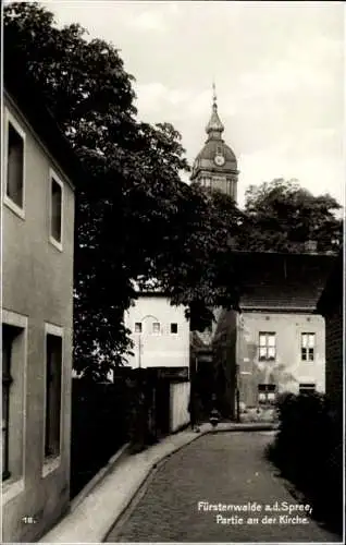 Ak Fürstenwalde an der Spree, Straßenpartie mit Blick zur Kirche