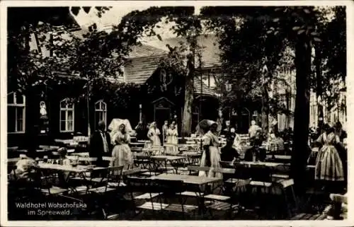 Ak Lübbenau Spreewald, Waldhotel Wotschofska, Terrasse, Spreewälderinnen in Tracht