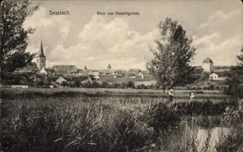 Ak Sesslach in Oberfanken, Blick vom Rodachgrunde zur Stadt, Kirche