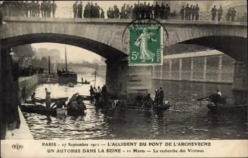 Ak Paris, Der Unfall der Pont de l'Archeveche, Ein Bus in der Seine, 1911, Suche nach Opfern