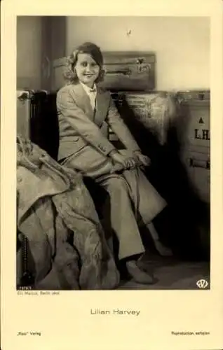 Ak Schauspielerin Lilian Harvey, Sitzportrait, Hosenanzug
