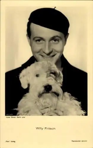 Ak Schauspieler Willy Fritsch, Portrait mit Terrier, Mütze