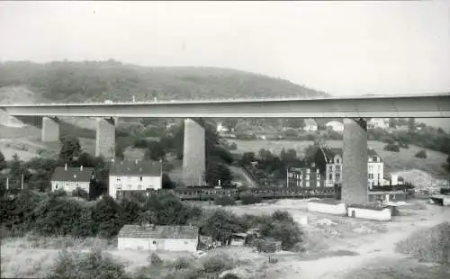 Foto Carl Bellingrodt,  Eisenbahn unter einer Autobahnbrücke