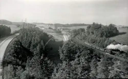 Foto Carl Bellingrodt,  Deutsche Eisenbahn, Dampflok in voller Fahrt, Landschaft