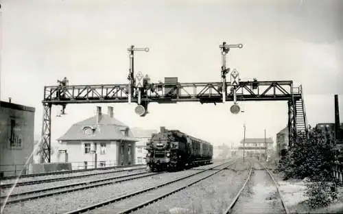 Foto Carl Bellingrodt,  Deutsche Eisenbahn, Dampflok in einem Ort