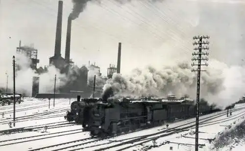 Foto Carl Bellingrodt,  Deutsche Eisenbahn, Dampfloks in einer Stadt, Winteransicht
