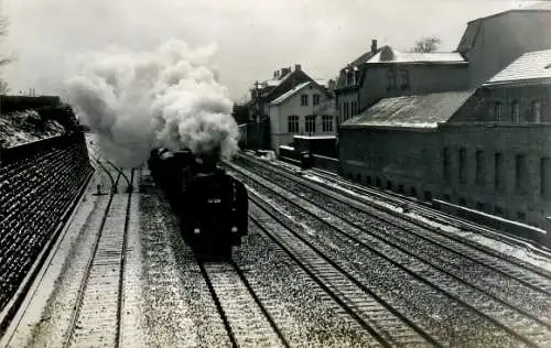 Foto Carl Bellingrodt,  Deutsche Eisenbahn, Dampflok bei der Fahrt durch eine Ortschaft