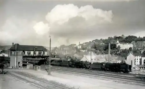 Foto Carl Bellingrodt,  Deutsche Eisenbahn, Dampflok in einem Bahnhof