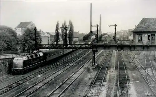 Foto Carl Bellingrodt,  Deutsche Eisenbahn, Personenzug, Bahnhof, Gleisseite
