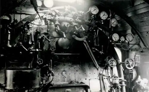 Foto Carl Bellingrodt,  Deutsche Eisenbahn, Innenansicht einer Lokomotive