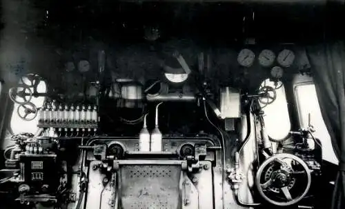 Foto Carl Bellingrodt,  Deutsche Eisenbahn, Innenansicht einer Lokomotive, Führerhaus