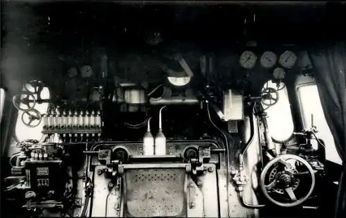 Foto Carl Bellingrodt,  Deutsche Eisenbahn, Innenansicht einer Lokomotive, Führerhaus