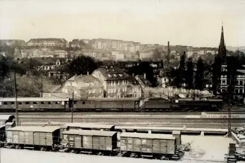 Foto Carl Bellingrodt,  Deutsche Eisenbahn, Dampflok, Bahnhof, Gleisseite, Güterwaggons