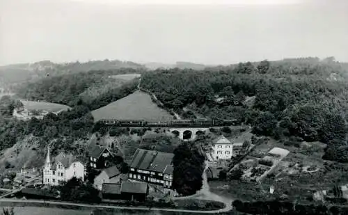 Foto Carl Bellingrodt,  Deutsche Eisenbahn, Ortschaft, Eisenbahnbrücke