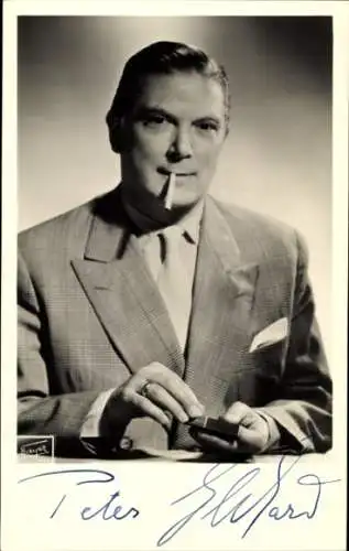 Foto Ak Schauspieler Peter Gerhard (1907 - 1994), Portrait, Zigarette, Autogramm