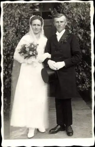 Foto Ak Łagiewniki Heidersdorf im Eulengebirge Niederschlesien, Brautpaar, Hochzeit, Portrait