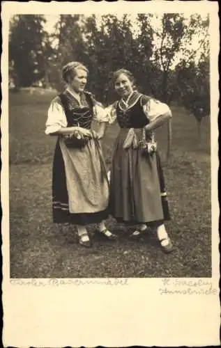 Foto Ak Innsbruck in Tirol, Zwei Frauen in Trachten