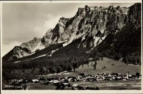 Ak Ehrwald in Tirol, Gesamtansicht mit Zugspitz Massiv