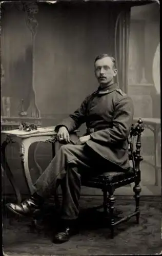 Foto Ak Gent Ostflandern, Deutscher Soldat in Uniform, Sitzportrait, I WK