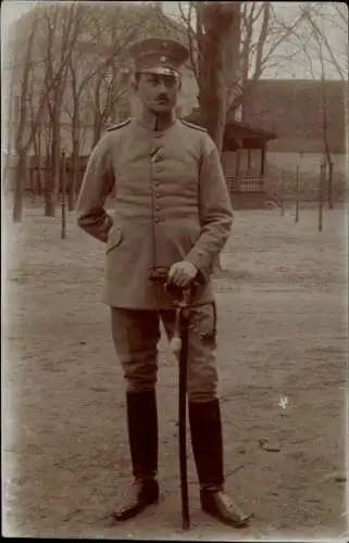 Foto Ak Deutscher Soldat in Uniform mit Säbel, Portrait