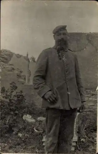 Foto Ak Deutscher Soldat in Uniform mit Pfeife, Portrait, Eisernes Kreuz, I WK