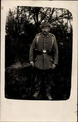 Foto Ak Deutscher Soldat in Uniform mit Marschgepäck, Standportrait