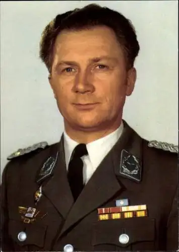 Ak Kosmonaut Sigmund Jähn, erster Fliegerkosmonaut der DDR, Portrait