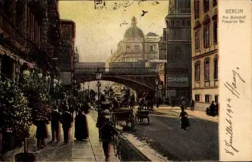 Ak Berlin Mitte, Friedrichstraße, am Bahnhof, Passanten