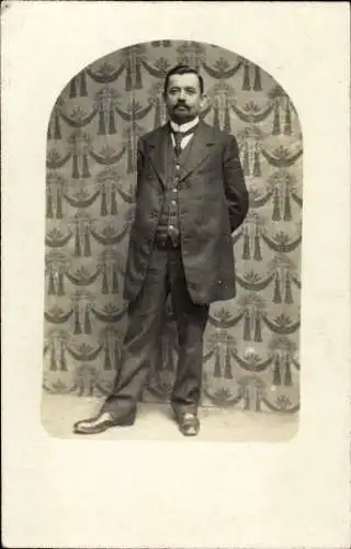 Foto Ak Standportrait von einem Mann im Anzug
