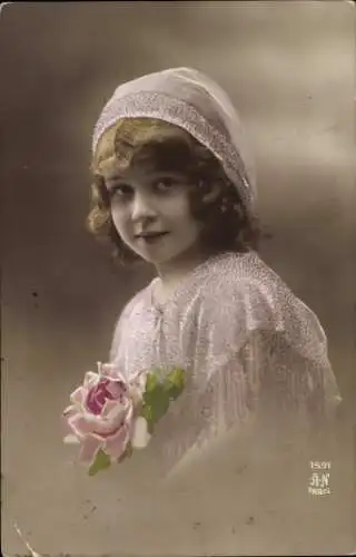 Ak Kinderportrait, Mädchen mit einer Rose