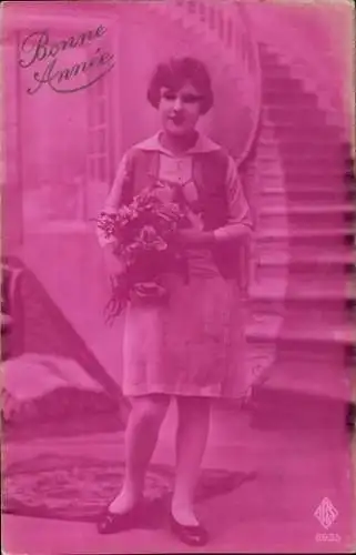 Ak Glückwunsch Neujahr, Frau mit einem Blumenstrauß