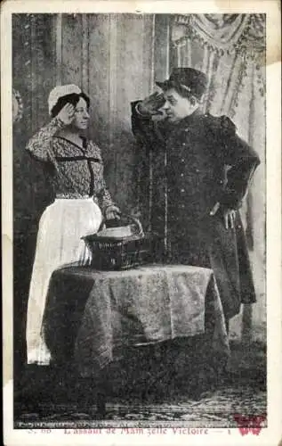 Ak Französischer Soldat in Uniform, Dienstmädchen, salutierend