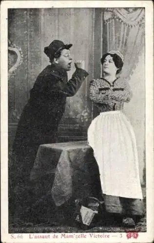 Ak Französischer Soldat redet auf Dienstmädchen mit verschränkten Armen ein