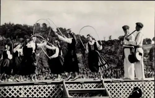 Foto Ak Französische Tracht, Fest, Musizierende Männer, Frauen springen Seil