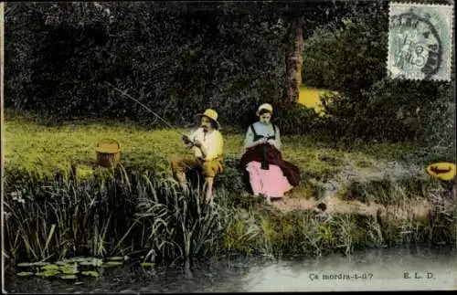 Ak Liebespaar am Teich, Angler, Frau beim Stricken