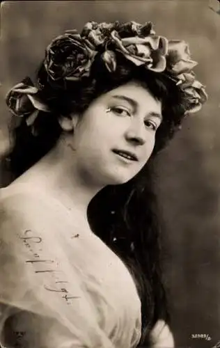 Ak Junge Frau mit Blumenkranz auf dem Kopf, Portrait
