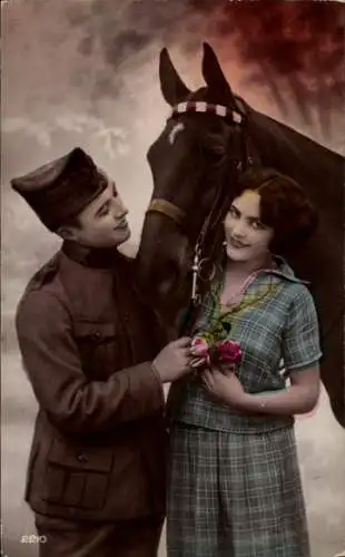 Ak Französischer Soldat in Uniform mit Pferd und Frau