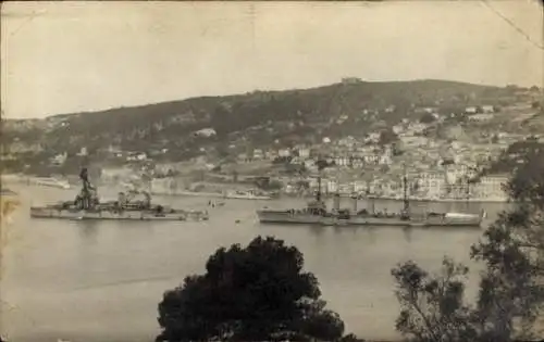 Foto Ak Villefranche sur Mer Alpes Maritimes, Französische Kriegsschiffe