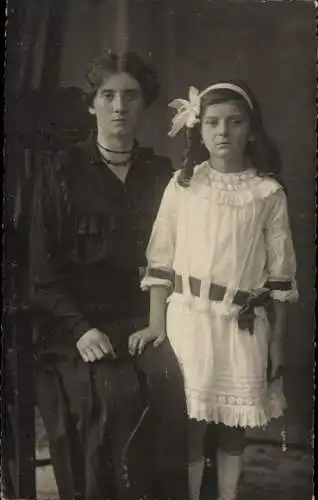 Foto Ak Colmar Kolmar Elsass Haut Rhin, Portrait einer Frau mit Mädchen