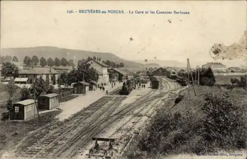 Ak Bruyères Vosges, Gare und Barbazan-Kaserne