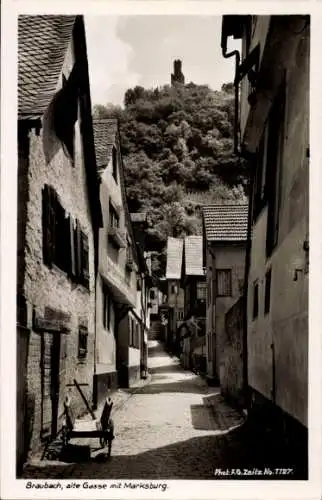 Ak Braubach am Rhein, alte Gasse mit Marksburg