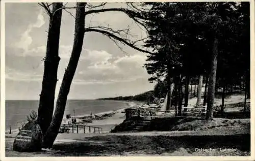 Ak Lubmin, Ostseebad, Blick vom Waldrand auf den Strand mit Meer