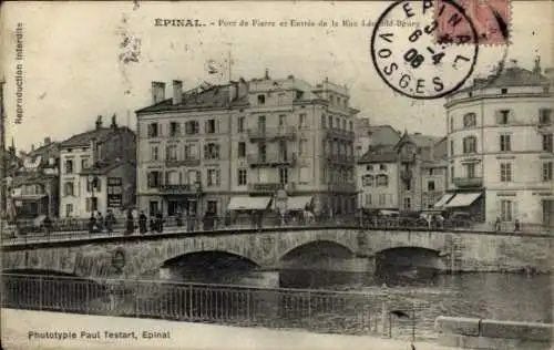 Ak Épinal Lothringen Vosges, Pont de Pierre, Rue Leopold-Bourg