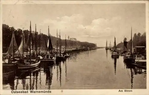 Ak Ostseebad Warnemünde Rostock, am Strom, Boote