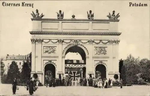 Ak Potsdam, Brandenburger Tor, Eisernes Kreuz, Zum Besten der Kriegsfürsorge
