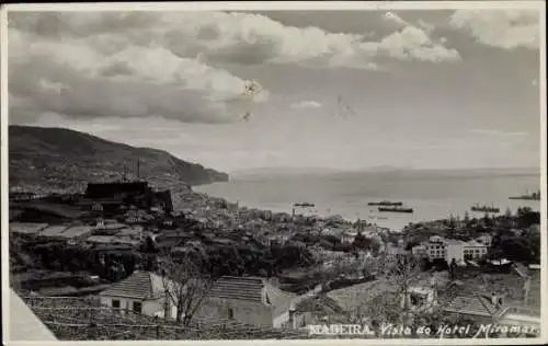 Foto Ak Insel Madeira Portugal, Blick vom Hotel Miramar auf Ort und Meer