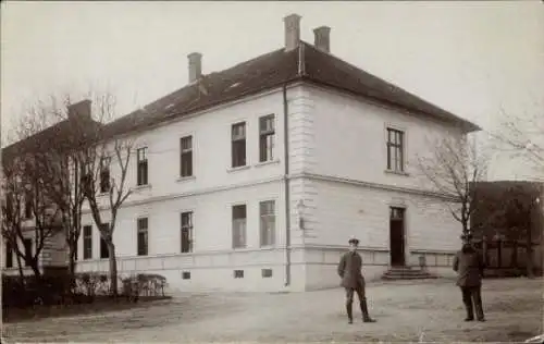 Foto Ak Kronstadt Russland, Soldaten vor einem Gebäude